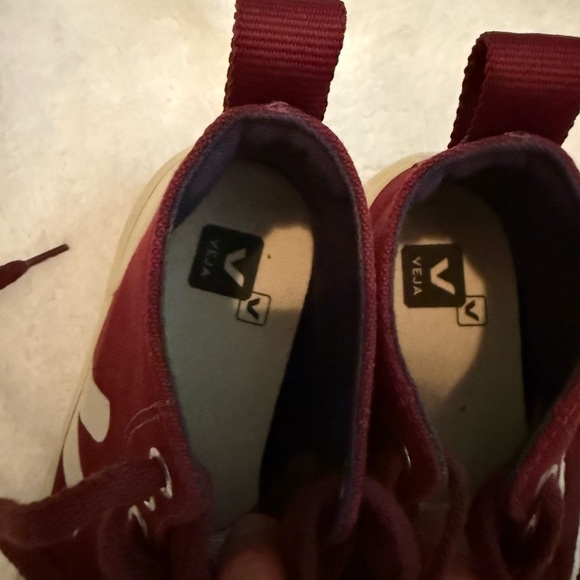 Veja Wata II Canvas in Maroon Red - Picture 5 of 6